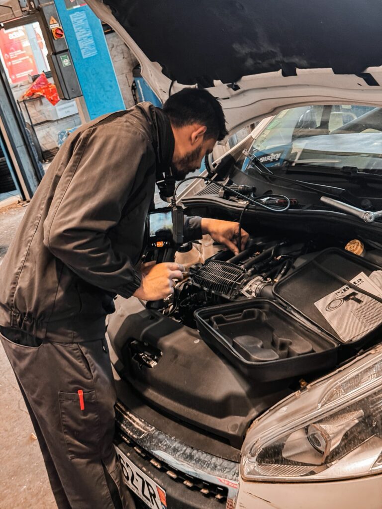Notre chef d'atelier supervisant une réparation mécanique complexe.