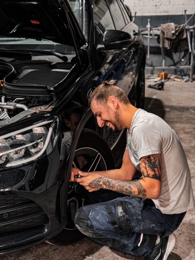 Dylan, fier de son travail de restauration de carrosserie dans notre atelier.