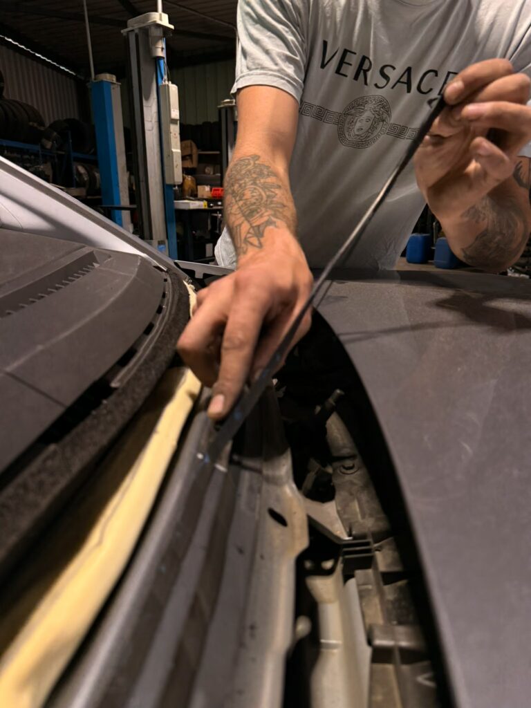 Découpe de précision du joint pour déposer un pare-brise fissuré.