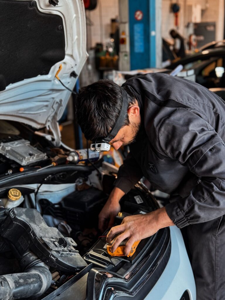 Intervention technique de pointe sur la motorisation d'un véhicule client.