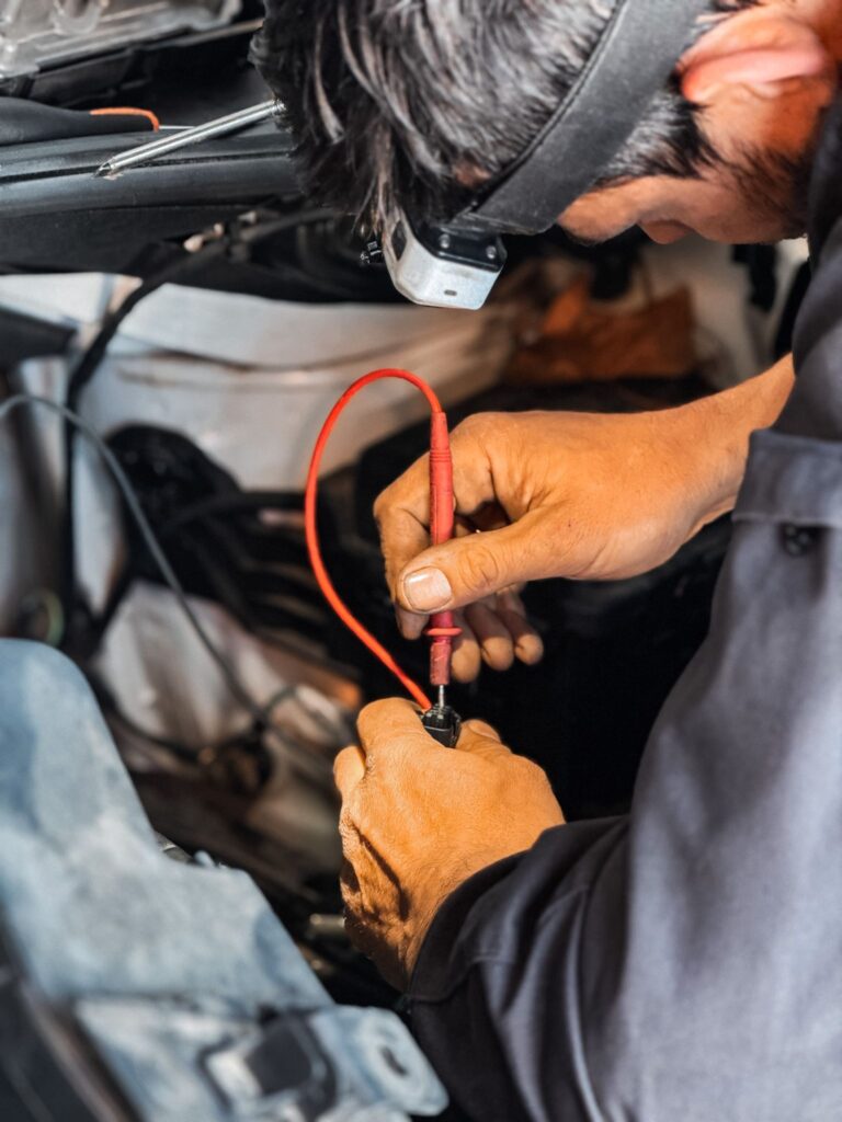 Travail de précision sur les composants mécaniques internes d'une voiture.