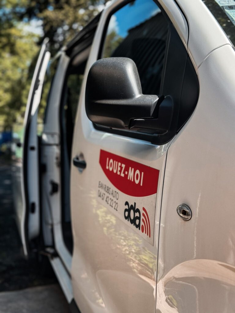 Fourgon utilitaire floqué ADA disponible à la location au sein de notre garage Jean Rubis Auto.