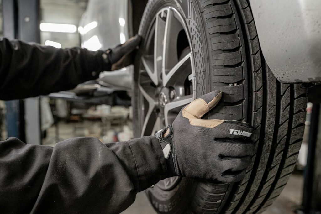 Montage de pneus hiver dans l'atelier Jean Rubis Auto à Saint-Jean-de-Védas